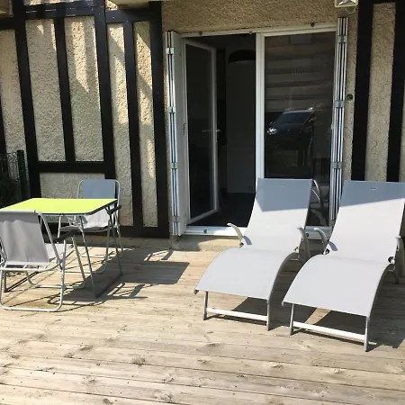 Apartment Front De Avec Terrasse Et Acces Direct A Merville-franceville - Fr-1-487-329 *