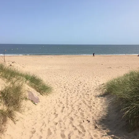 Apartment Front De Avec Terrasse Et Acces Direct A Merville-franceville - Fr-1-487-329 *